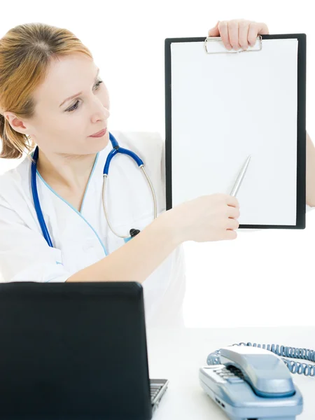 Una consultora médica con una pizarra blanca sobre un fondo blanco . —  Fotos de Stock