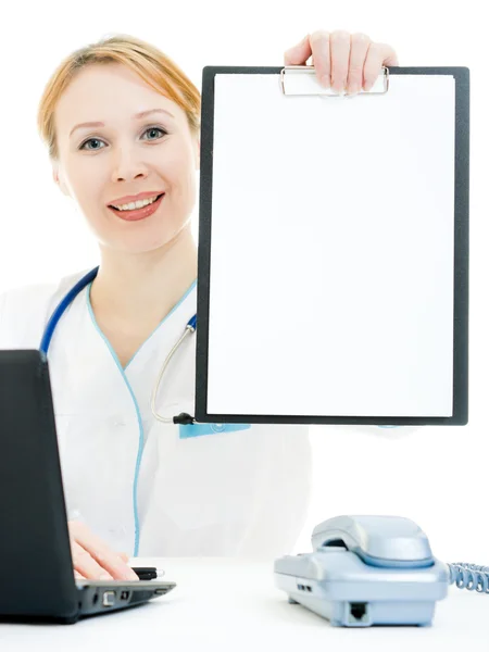 Una donna medico consulente con un bordo bianco su uno sfondo bianco . — Foto Stock