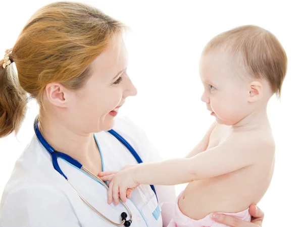 Доктор держит ребенка на руках на белом фоне . Стоковое Фото