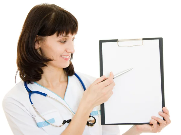 Femme médecin avec une tablette publicitaire sur fond blanc . — Photo