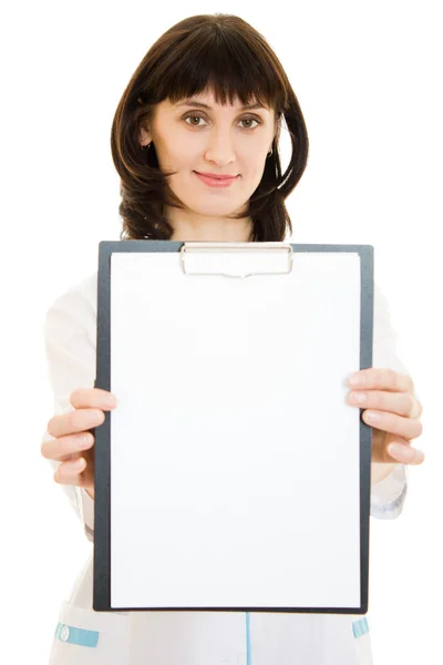 Ärztin mit einem Werbetablett auf weißem Hintergrund. — Stockfoto