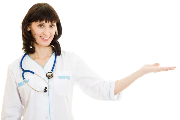 Жінка-лікар з рукою, витягнутою на білому тлі . — стокове фото