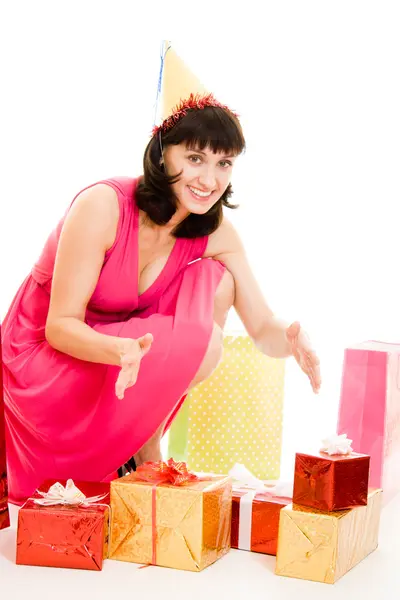 Beyaz bir arka planda hediyelerle mutlu bir kadın. — Stok fotoğraf