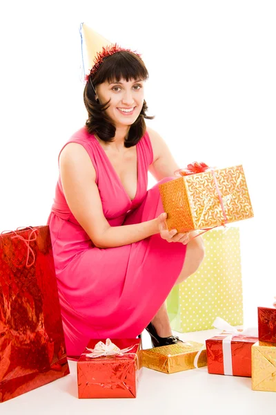Donna felice con regali su sfondo bianco . — Foto Stock