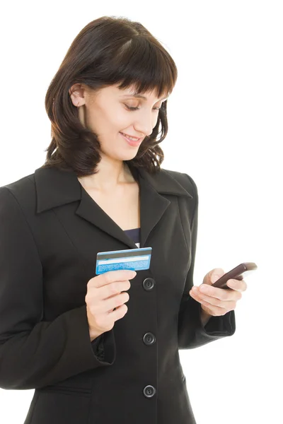 Деловая женщина платит кредитной картой по мобильному телефону, на белом фоне . — стоковое фото