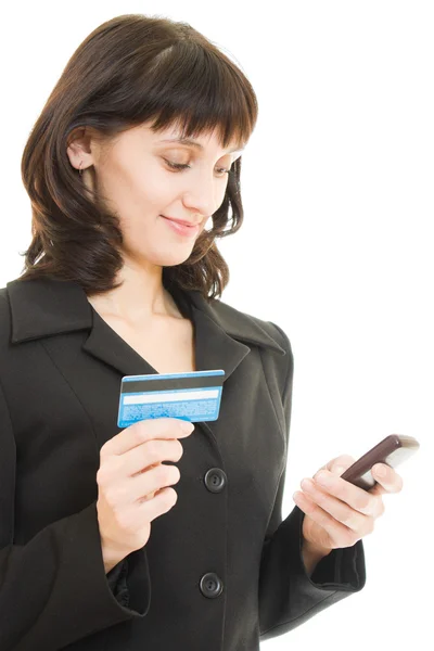 Geschäftsfrau bezahlt mit Kreditkarte per Handy, auf weißem Hintergrund. — Stockfoto