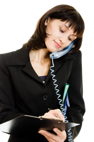 Vrouwelijke uitvoerend het neerschrijven van notities tijdens het gesprek op de telefoon — Stockfoto