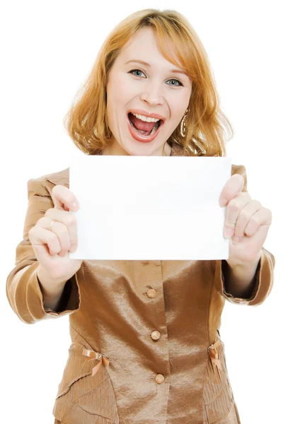 Ευτυχισμένη γυναίκα δείχνει κενό πινακίδα, απομονωθεί σε λευκό φόντο — Φωτογραφία Αρχείου