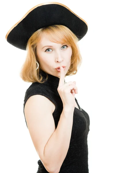 Una hermosa mujer con un sombrero pirata negro sobre un fondo blanco . — Foto de Stock