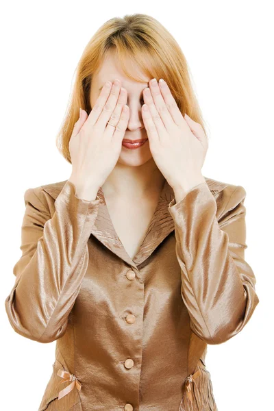 Empresária cobre as mãos ambos os olhos, isolados em branco — Fotografia de Stock