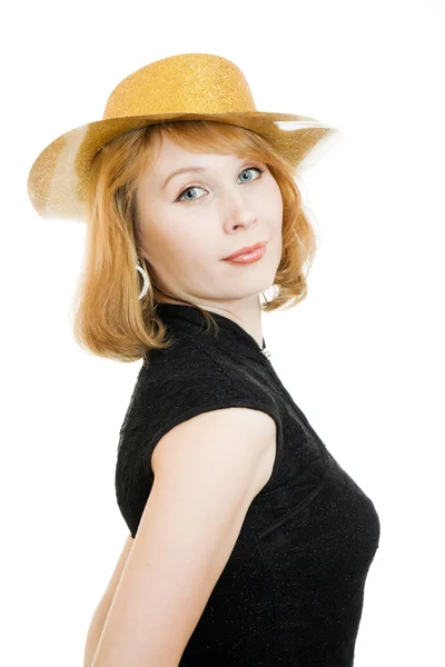 Mooie vrouw in een gouden hoed op een witte achtergrond. — Stockfoto