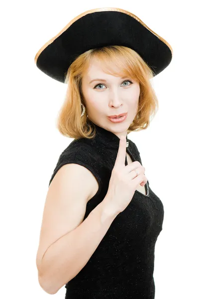 Una bella donna in un cappello pirata nero su uno sfondo bianco . — Foto Stock