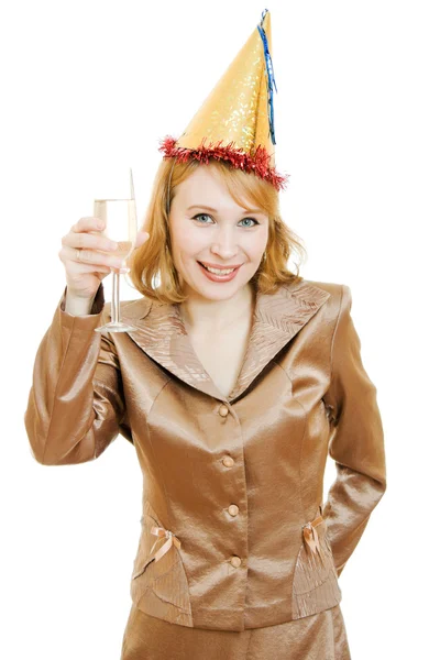 Gelukkig zakenvrouw in een feestelijke hoed met wijnglazen in hand op witte ba — Stockfoto