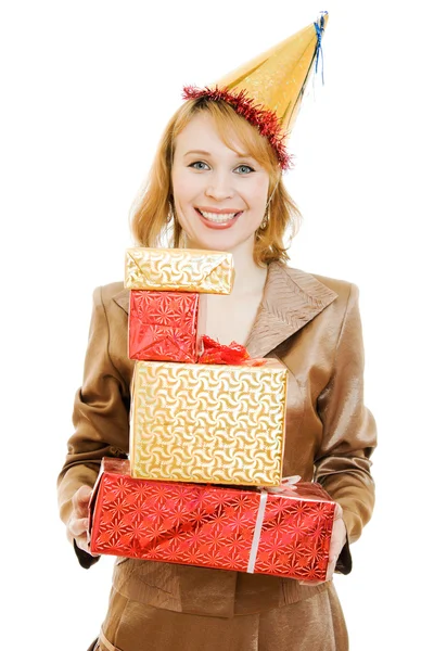 Bonne femme d'affaires dans un chapeau de fête avec des cadeaux à la main sur fond blanc — Photo