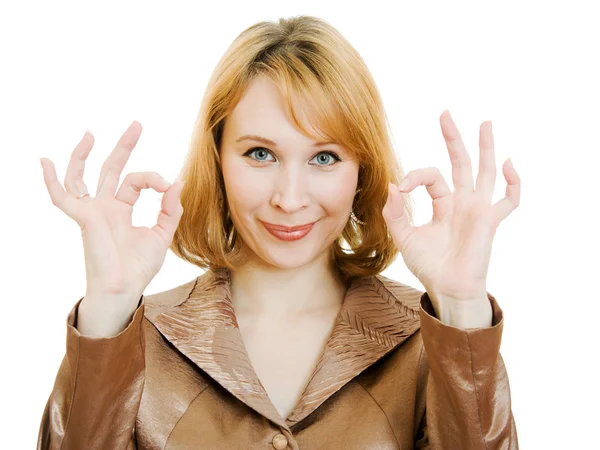 Mulher de negócios bonita em um terno de ouro com um gesto ok mostra um branco — Fotografia de Stock