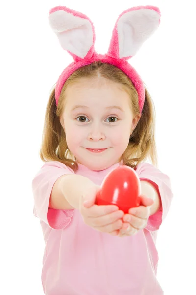 A kislány egy tojás, fehér alapon, rózsaszín fülek nyuszival. — Stock Fotó
