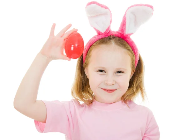 Маленька дівчинка з рожевими вухами кролик з яйцем на білому тлі . — стокове фото