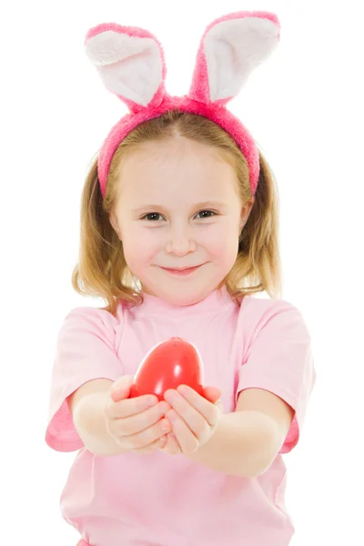 A menina com orelhas cor-de-rosa coelho com um ovo em um fundo branco . — Fotografia de Stock