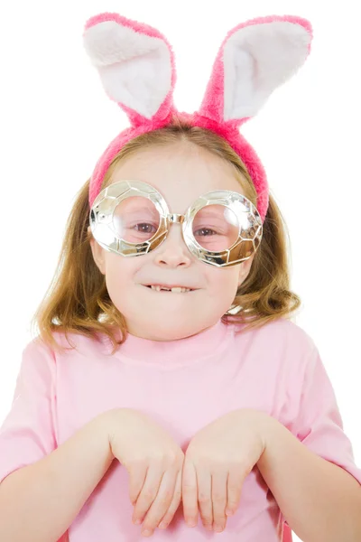 Dziewczynka z różowymi uszami i królik na białym tle w okularach — Zdjęcie stockowe