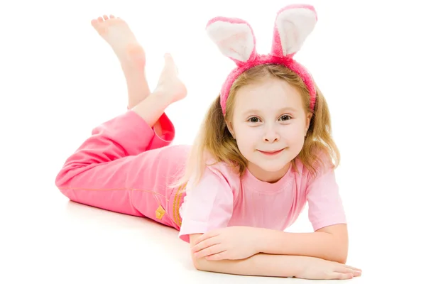 A menina com orelhas cor-de-rosa coelho no fundo branco . — Fotografia de Stock