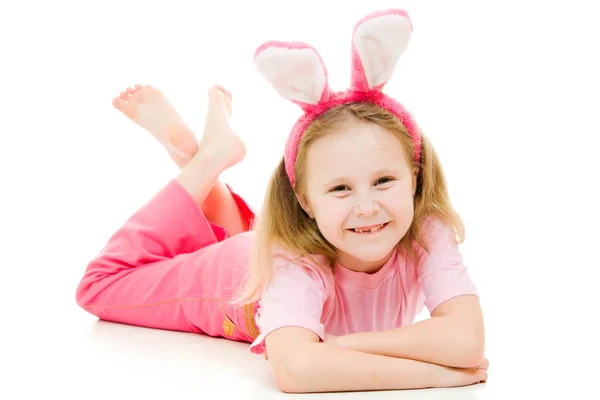 白地にピンクの耳ウサギと小さな女の子. — ストック写真