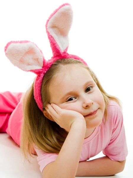Маленька дівчинка з рожевими вухами кролик на білому тлі . — стокове фото