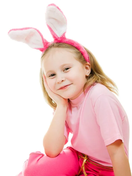 Het kleine meisje met roze oren bunny op witte achtergrond. — Stockfoto
