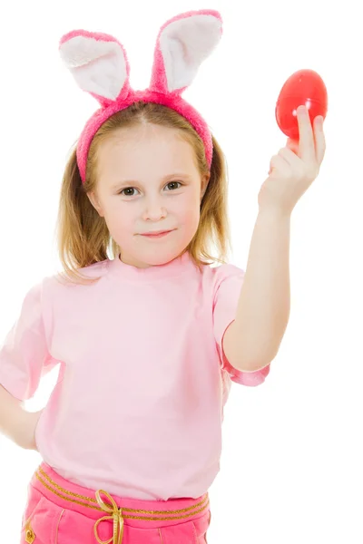 La niña con orejas rosadas conejito con un huevo sobre un fondo blanco . — Foto de Stock