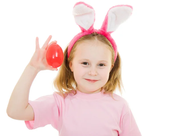 달걀 흰색 바탕에 분홍색 귀 토끼와 작은 소녀. — 스톡 사진