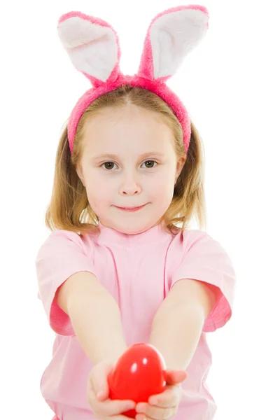 La niña con orejas rosadas conejito con un huevo sobre un fondo blanco . — Foto de Stock
