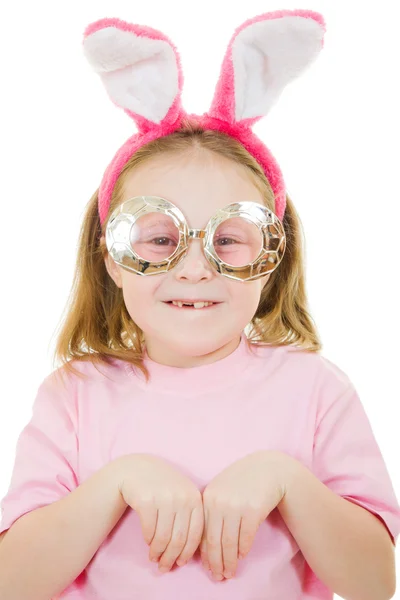 A kislány, rózsaszín fülek és a nyúl a fehér háttérben szemüveg — Stock Fotó