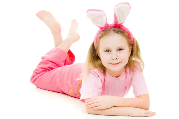 Dziewczynka z różowymi uszami królik na białym tle. — Zdjęcie stockowe