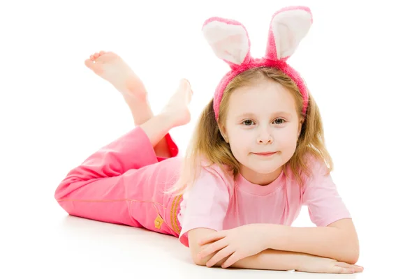 Het kleine meisje met roze oren bunny op witte achtergrond. — Stockfoto