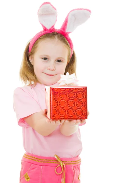 A menina com orelhas cor-de-rosa coelho com um presente em um fundo branco . — Fotografia de Stock