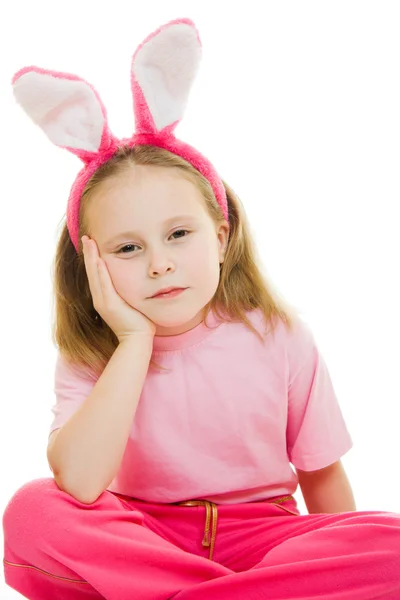 Маленькая девочка с розовыми ушами кролик на белом фоне . — стоковое фото