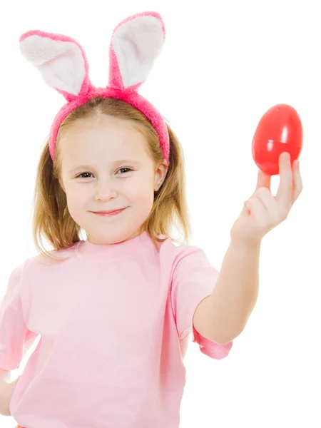 Beyaz bir arka plan üzerinde yumurta ile pembe kulakları tavşanlı küçük kız. — Stok fotoğraf