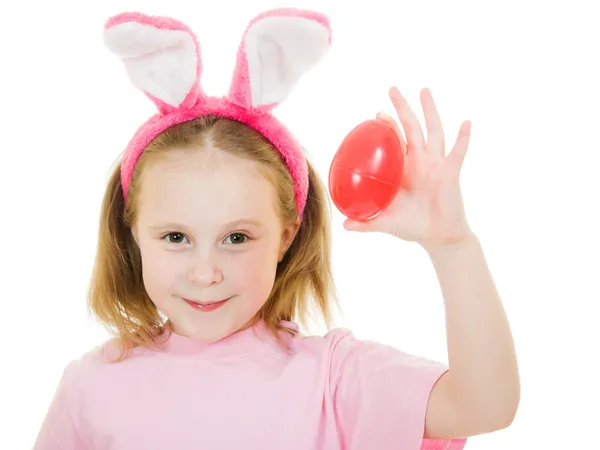 A menina com orelhas cor-de-rosa coelho com um ovo em um fundo branco . — Fotografia de Stock