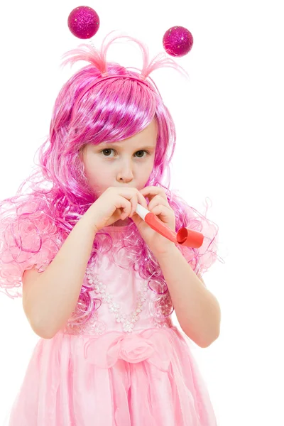 Dziewczyna z różowymi włosami w różowej sukience, wieje gwizdek na biały backgrou — Zdjęcie stockowe