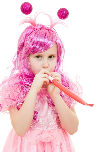 Una chica con el pelo rosa en un vestido rosa soplando un silbato en un backgrou blanco — Foto de Stock