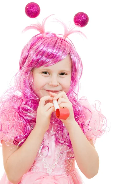 Tyttö vaaleanpunainen tukka vaaleanpunainen mekko puhaltaa pilli valkoinen backgrou — kuvapankkivalokuva