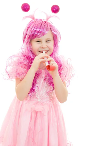 Дівчина з рожевим волоссям в рожевій сукні дме свисток на білому фоні — стокове фото