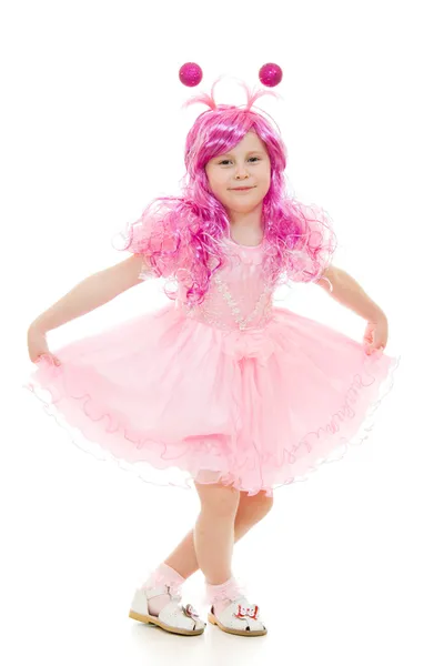 Dziewczyna z różowymi włosami w różowy sukienka taniec na białym tle. — Zdjęcie stockowe