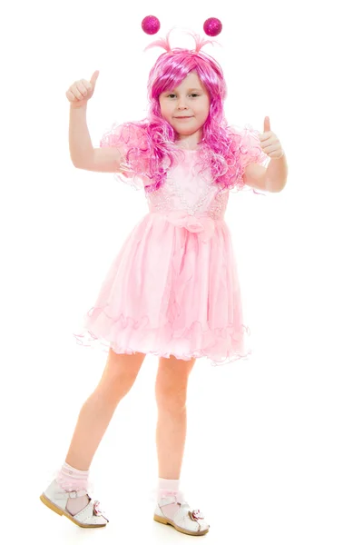 Uma menina com cabelo rosa em um vestido rosa mostra gesto ok em um backgro branco — Fotografia de Stock