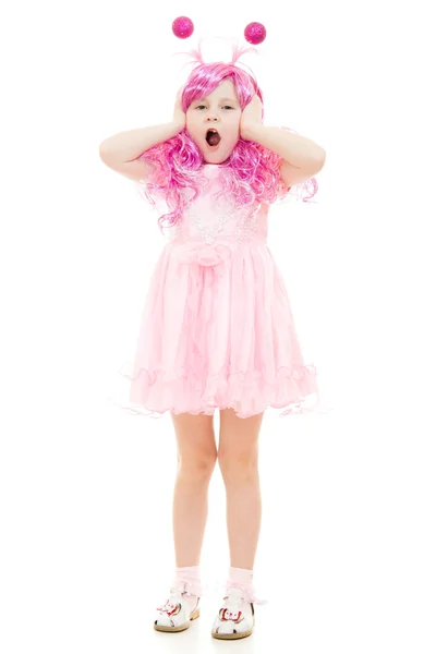 Een meisje met roze haren in een roze jurk op een witte achtergrond. — Stockfoto