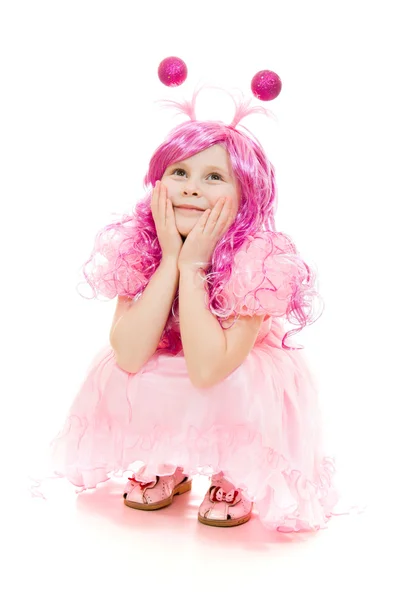 Una ragazza con i capelli rosa in un abito rosa su uno sfondo bianco . — Foto Stock
