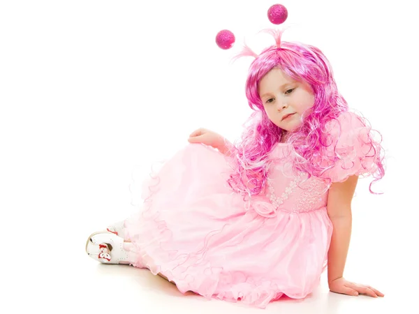 Dívka s růžovými vlasy v růžových šatech na bílém pozadí. — Stock fotografie