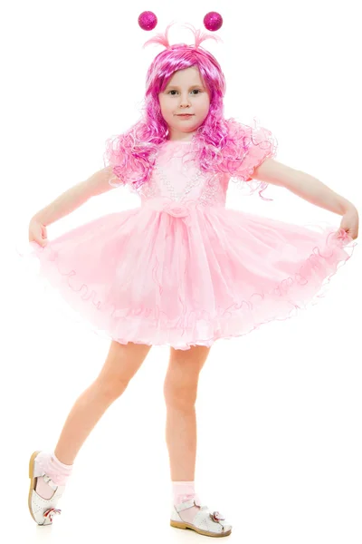 Een meisje met roze haren in een roze jurk dansen op een witte achtergrond. — Stockfoto