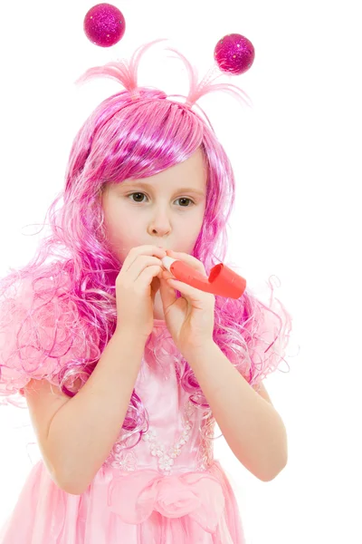Μια κοπέλα με ροζ μαλλιά σε ένα ροζ φόρεμα που θα φυσήξει μια σφυρίχτρα επάνω ένα λευκό φόντο — Φωτογραφία Αρχείου