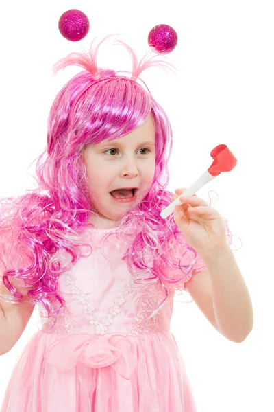 Una chica con el pelo rosa en un vestido rosa soplando un silbato en un backgrou blanco — Foto de Stock