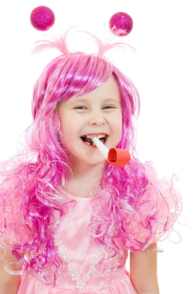 Uma menina com cabelo rosa em um vestido rosa soprando um apito em um backgrou branco — Fotografia de Stock